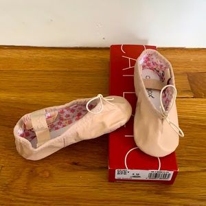NWT Capezio Daisy ballet slippers Size 8